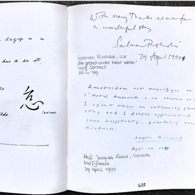 Aantekeningen van auteurs in het gastenboek; rechtsboven Salman Rushdie 